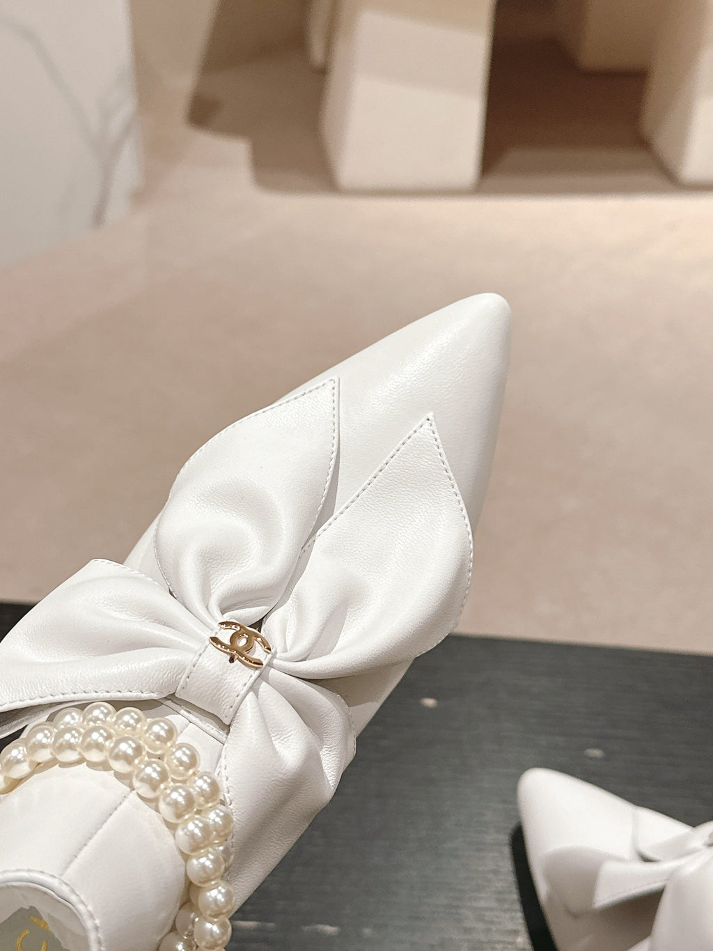 SHORT BOOTS IN WHITE SHEEPSKIN WITH BOW